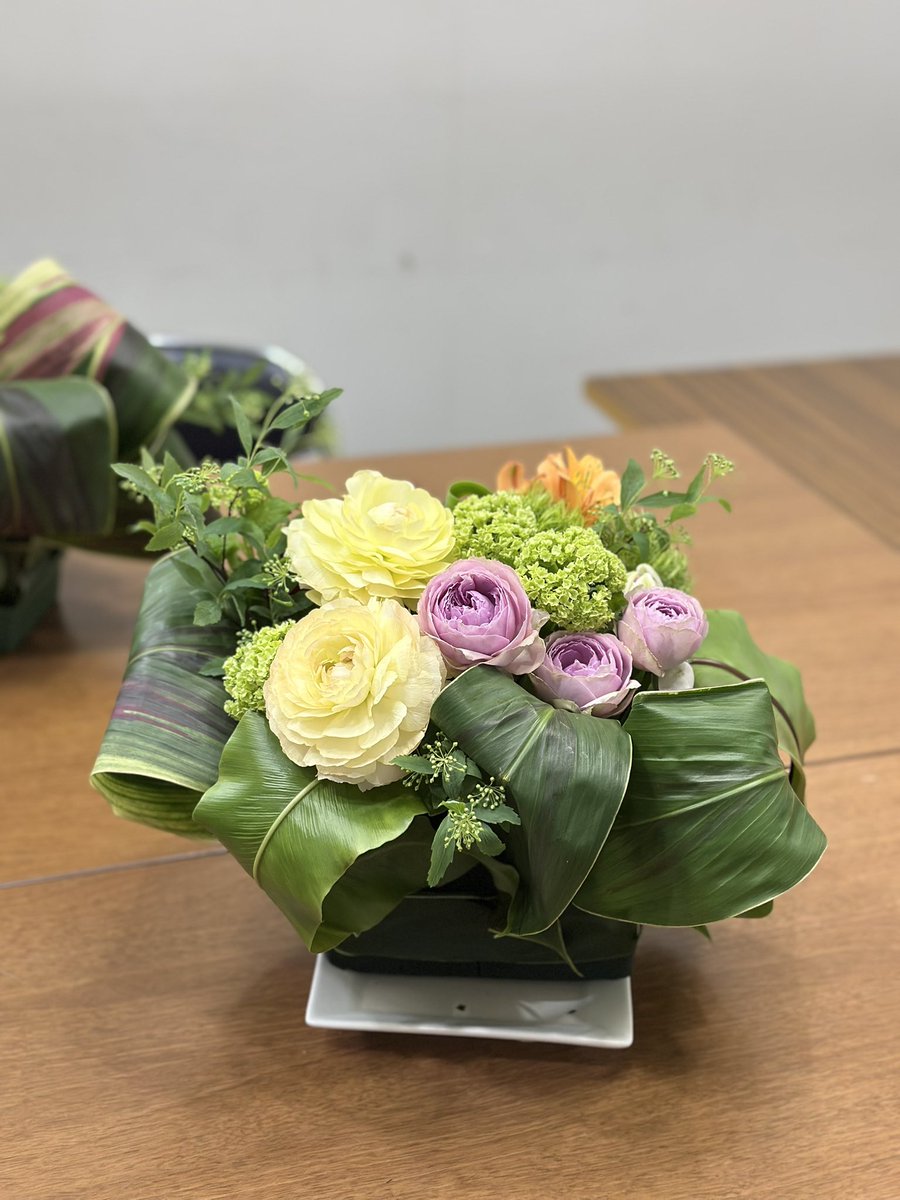 Dhiver_fleur's tweet photo. グリーンにピンクやクリーム色が混じった華やかな葉っぱはハワイアンフラッグです。毎日文化センター「パリのお花屋さん講座」では、今日、この葉っぱで器を作りました。きれいな色を魅せるために工夫されていて、個性的で素敵でした！ https://t.co/C7EDjJ7TUm