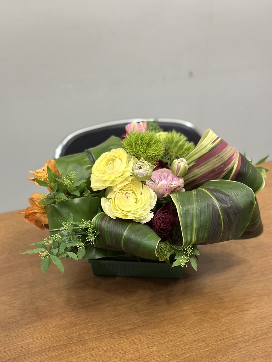 Dhiver_fleur's tweet photo. グリーンにピンクやクリーム色が混じった華やかな葉っぱはハワイアンフラッグです。毎日文化センター「パリのお花屋さん講座」では、今日、この葉っぱで器を作りました。きれいな色を魅せるために工夫されていて、個性的で素敵でした！ https://t.co/C7EDjJ7TUm