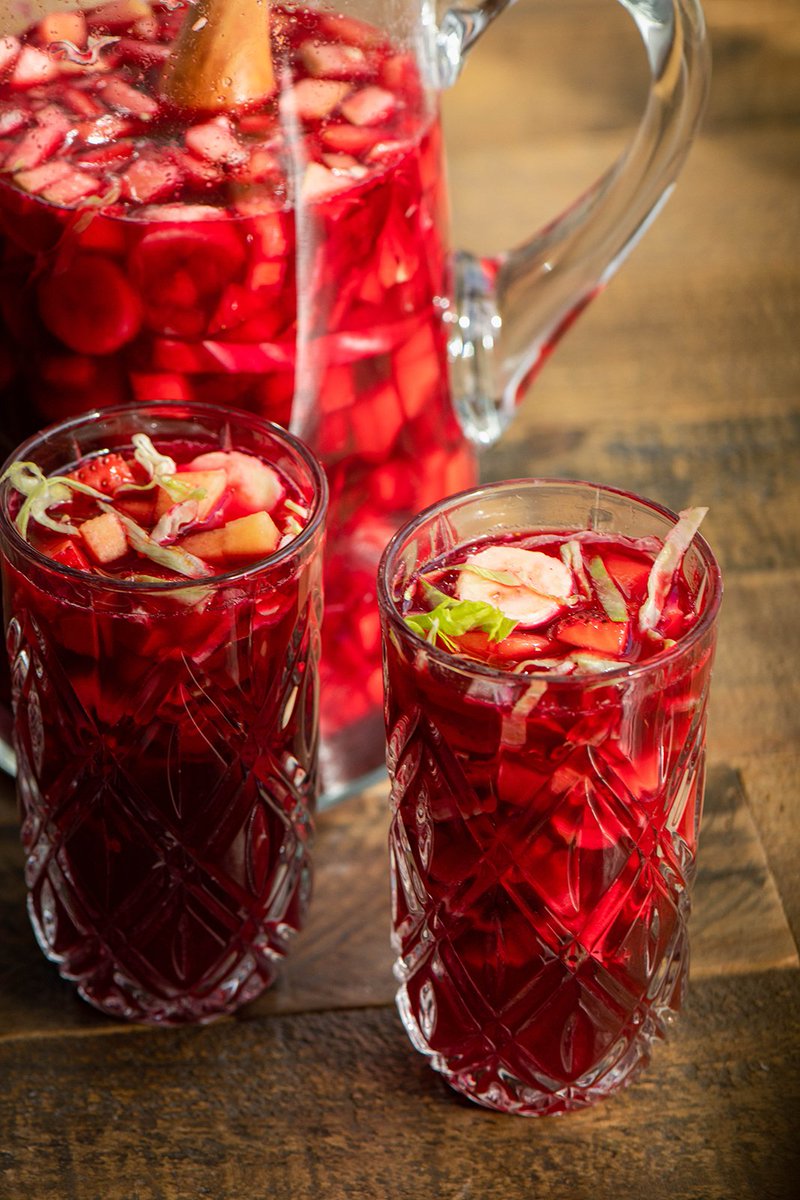 #sabesque es el "Agua de Dolores"❓️ 🏵🌸
Se toma el día de #viernesdedolores también es conocida como " #lágrimas de la #virgen 👰‍♂️
el objetivo es consolar a la Virgen #maria quien, en la #semana Santa, pierde a su hijo, #jesucristo que atraviesa el Calvario para morir la #cruz