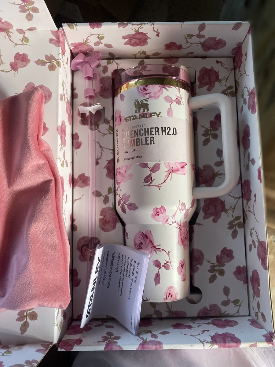 JakandeBasit's tweet photo. 🎁 GIFT IDEA 
Original fully boxed flower Stanley cup😍
Available in 4 different colors blue,pink,purple and cream.
🏷️ : #40,000. 

Kindly help retweet 🙏 https://t.co/CkNuFnvT30