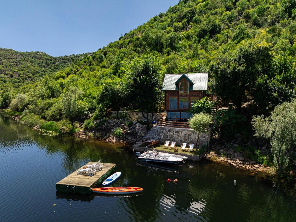 luxatic_pl's tweet photo. Villas Katarina Skadar Lake – oaza spokoju nad Jeziorem Szkoderskim - https://t.co/nAn4W0lMe6 

#Czarnogóra #JezioroSzkoderskie #VillasKatarinaSkadarLake https://t.co/E6Ic5LBmjQ