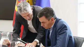 _IGC_'s tweet photo. Qué mal hemos podido hacer los @guardiasciviles para recibir este trato tan desconsiderado? Acaso no hemos demostrado en los 1️⃣8️⃣1️⃣ años de existencia del Cuerpo, nuestro compromiso, servicio y entrega a la sociedad como para ser recompensados de esta manera? @PSOE @MarlaskaGrande @sanchezcastejon @interiorgob @larazon_es #TuEresIGC #IGCNacional 🇪🇸
La obsesión del PSOE: ¿Por qué se niega Sánchez a reconocer como profesión de riesgo a policías y guardia civiles? https://t.co/Ia3xtzspy2 vía @larazon_es