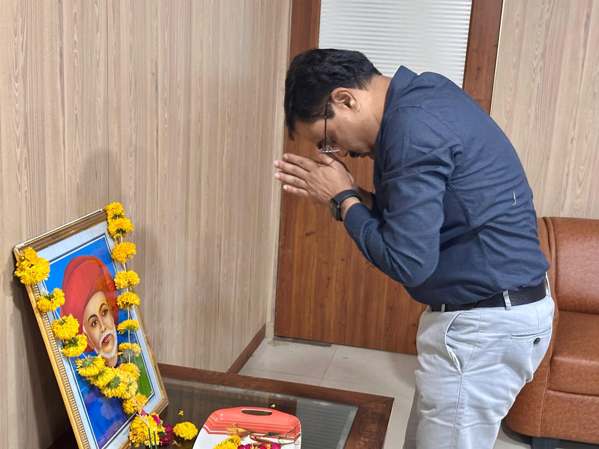 समाजातील विषमता दूर करुन समतेचे बिजारोपण करणारे क्रांतीसूर्य महात्मा ज्योतिबा फुले यांच्या जयंतीनिमित्त मा. आयुक्त मनरेगा डॉ. भरत बास्टेवाड, भा.प्र.से. यांनी महात्मा ज्योतिबा फुले यांच्या प्रतिमेला पुष्पहार अर्पण करून विनम्र अभिवादन केले.
#महात्मा_ज्योतिबा_फुले #मनरेगा #आयुक्तालय