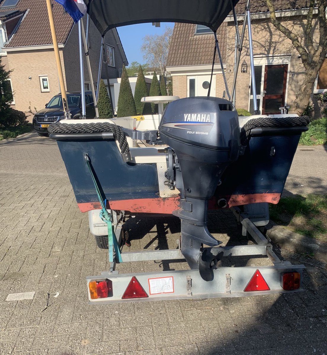 We zijn op zoek naar de eigenaar van deze boot. Graag binnen 3 dagen verwijderen van de openbare weg.