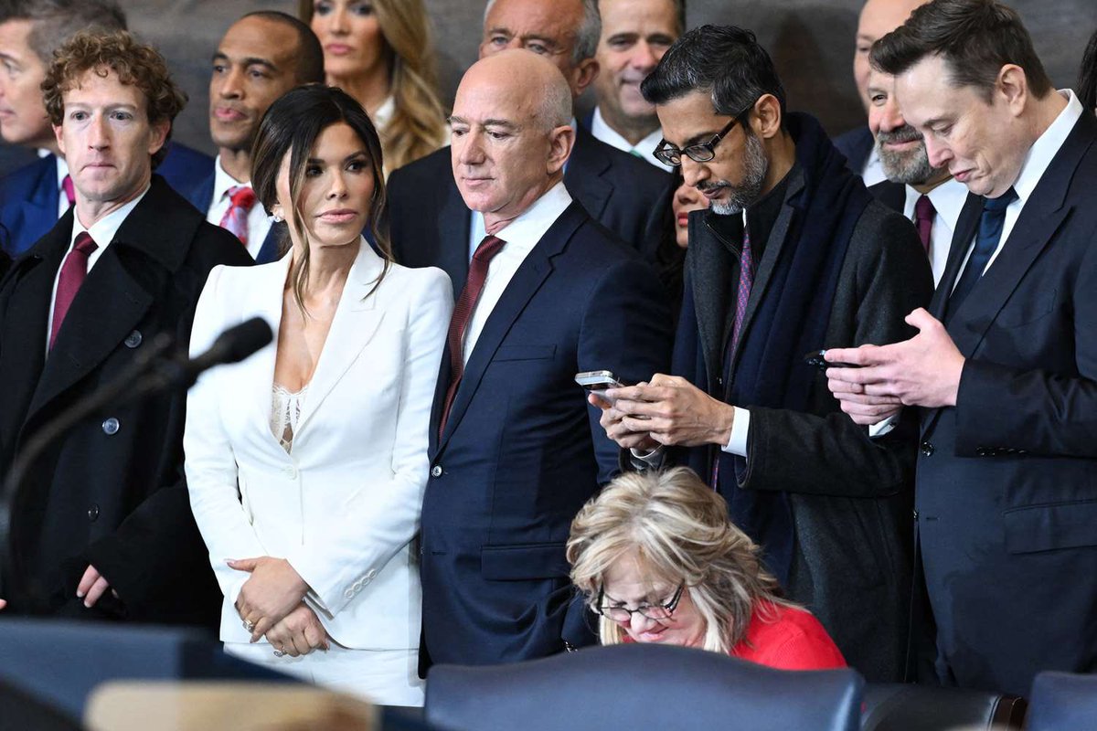 [ 🇺🇸 ÉTATS-UNIS ]

🔸 Après une pause de 90 jours annoncée sur les droits de douane, les 500 plus grandes fortunes mondiales ont gagné 304 milliards de dollars en une journée, un record depuis 2012. Musk en tête avec +35,9 milliards, suivi de Zuckerberg et Bezos.