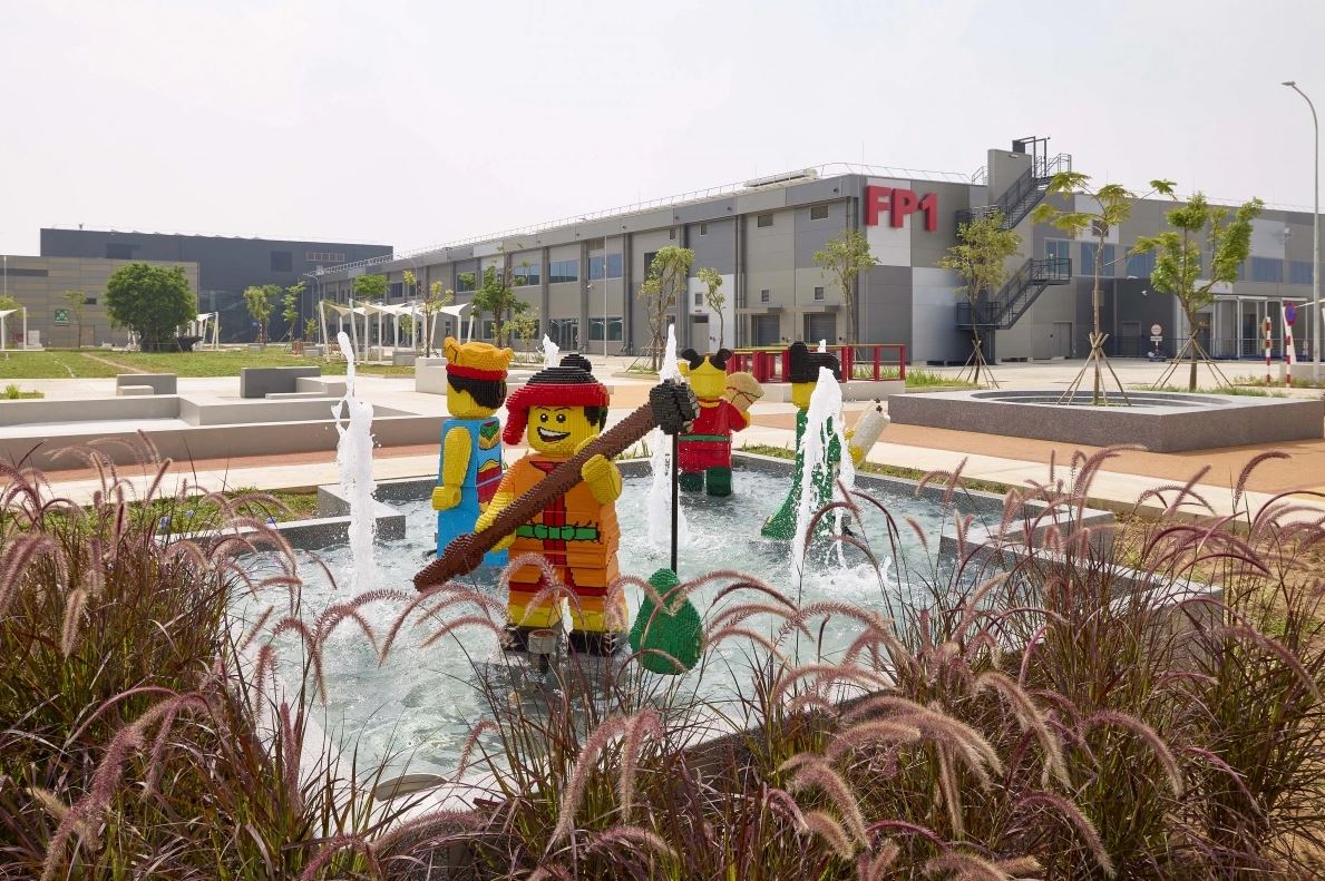JGuerrier_EU's tweet image. Had a chance the other day to attend the inauguration of Vietnam’s Lego factory in Binh Duong, with @LEGO_Group CEO Niels Christiansen, 🇻🇳 Deputy PM Mai Van Chinh and 🇩🇰 Ambassador Nicolai Prytz.
With a 1bn € investment and highest technological & environmental standards, this…