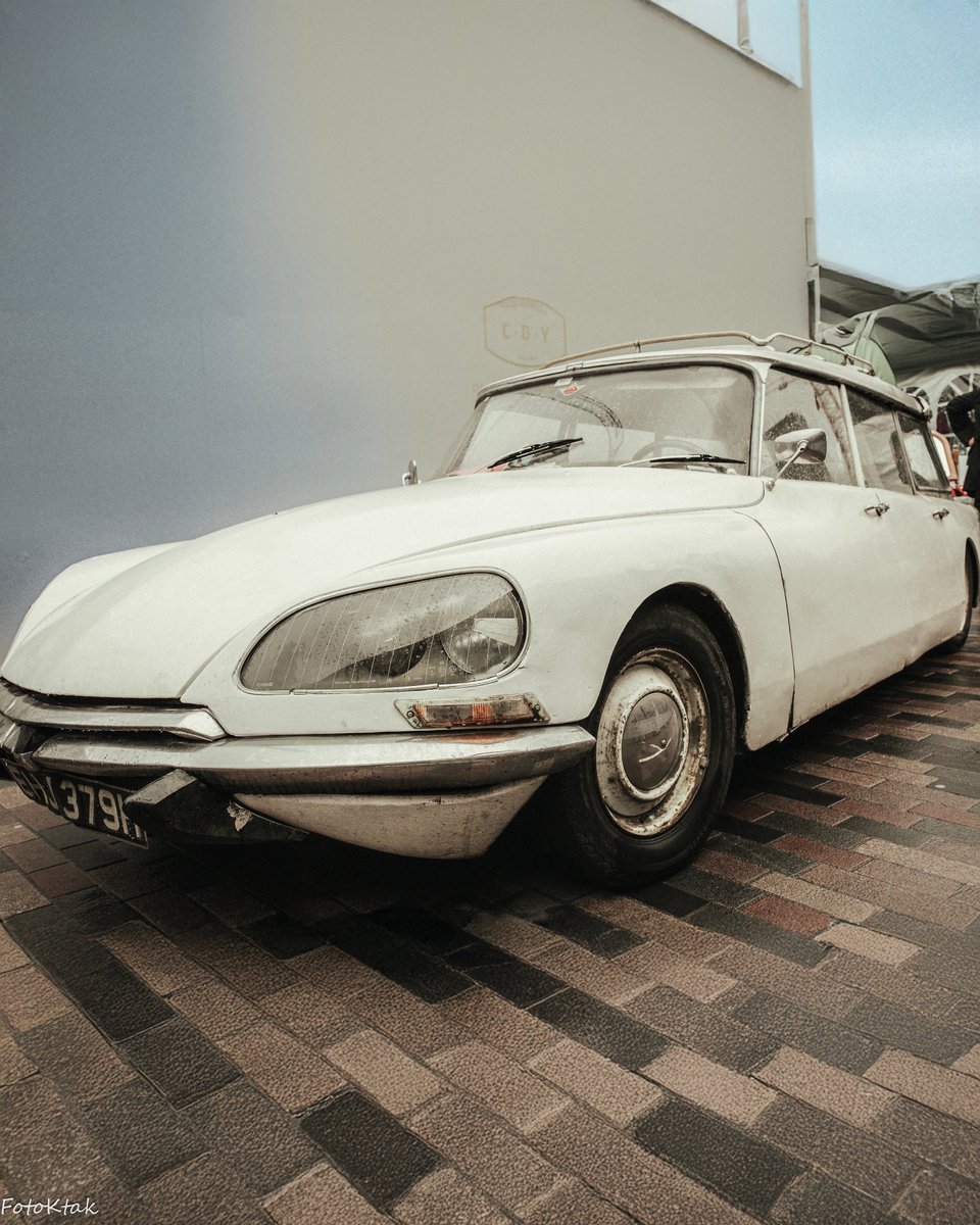 KrzysztofNiew13's tweet photo. Poprzednio pokazałem właściciela tego Citroen DS z lat 1967-75. Wiecie że DSy już wtedy jako opcja miały światła kierunkowe doświetlające przy skręcie? #citroen #vintagecar #londonlife #FotoKrak #hotroads #streetartphoto #londoncity #hotroad #vintagestyle #streetartphotography https://t.co/1WtxaWw3tm
