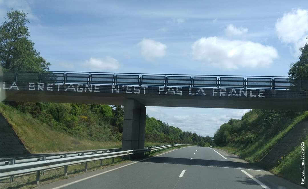 DieubBzh's tweet photo. "La Bretagne n'est pas la France"! Breizh n'eo ket bro C'Hall ! Livet ouzh ur pont e kichen Pleiben e 2022!
#Breizh #Bretagne #Brezhoneg #BreizhDieub #BretagneLibre #stourm #BZH https://t.co/IXrKMbubMm