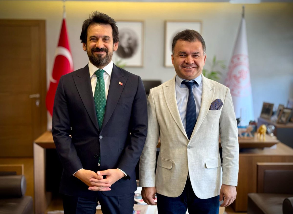 Başarılı sunucu, Radyo Evi Derneği (RADEV) Başkanı Yusuf Erbaş kardeşime nazik ziyareti için teşekkür ediyor çalışmalarında başarılar diliyorum.