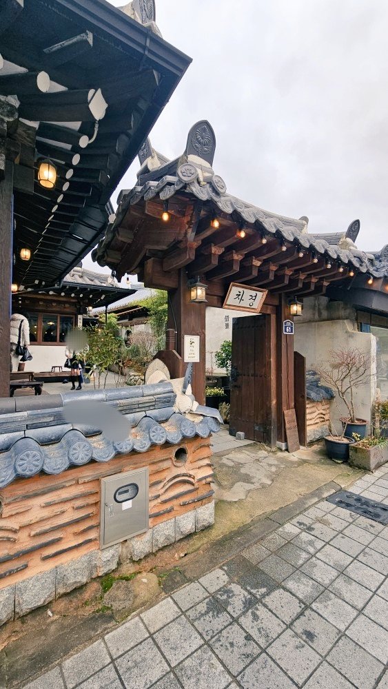 funghimd's tweet photo. 전주 차경
한옥마을에 있는 카페
카페 인테리어와 풍경 다 예쁜데 내가 사진을 못 찍어서,,,고구마 양갱이랑 화이트템플차가 맛있었다 https://t.co/CWkiihGMeX
