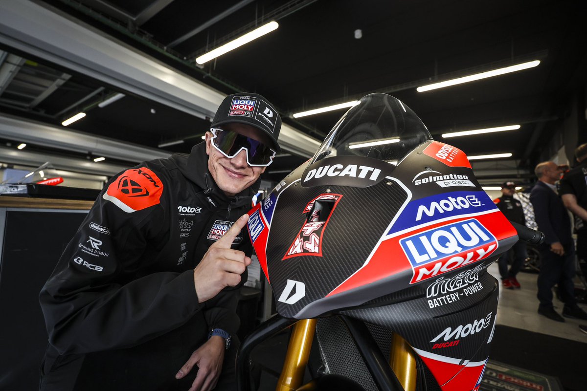 MotoE™ (@motoeofficial) on Twitter photo That smile says it all 👀
Looks like current World Champion <a href="/hector_garzo/">Héctor Garzó⚡️</a> is more than ready for some action rocking that new number! ⚡️
#MotoE #BarcelonaTest That smile says it all 👀
Looks like current World Champion <a href="/hector_garzo/">Héctor Garzó⚡️</a> is more than ready for some action rocking that new number! ⚡️
#MotoE #BarcelonaTest