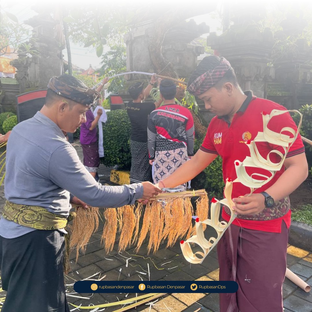 RupbasanDps's tweet photo. Info PAS – Denpasar. Menjelang pelaksanaan piodalan yang jatuh pada Hari Purnama Kedasa, jajaran pegawai Rupbasan Kelas I Denpasar melaksanakan kegiatan ngayah bersama di area Pura Padmasana, Jumat (11/04).

https://t.co/tkQaZLtMqq

https://t.co/UrBZoz7oep https://t.co/Q8fCRPLW0Z