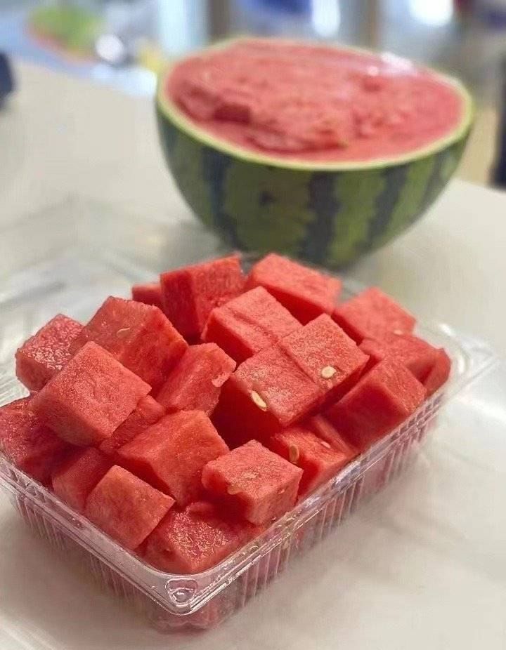 liuweny72668944's tweet image. 吃上了2025年第一个西瓜🍉