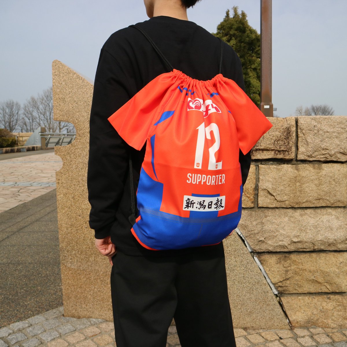 毎年人気のアイテムです👕 ＼ ナップサックは背負うことで両手が使え