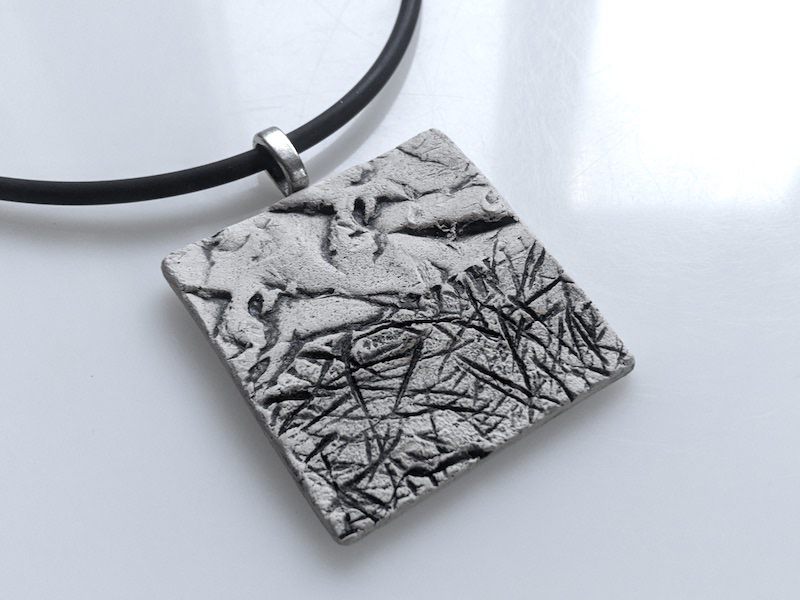 oderscheune's tweet photo. Stilisierte #Landschaft auf heller #keramik. Dieser Anhänger entstand in der #Werkstatt der #Oderbruchscheune und ist im #Onlineshop.

https://t.co/khuSlvgXXY

#mode #frauen #woman #schmuck #geschenk #ostern #oderbruch #berlin #fotografie #manufaktur #leipzig #köln #Oder #elbe https://t.co/h0Edi8k8lF