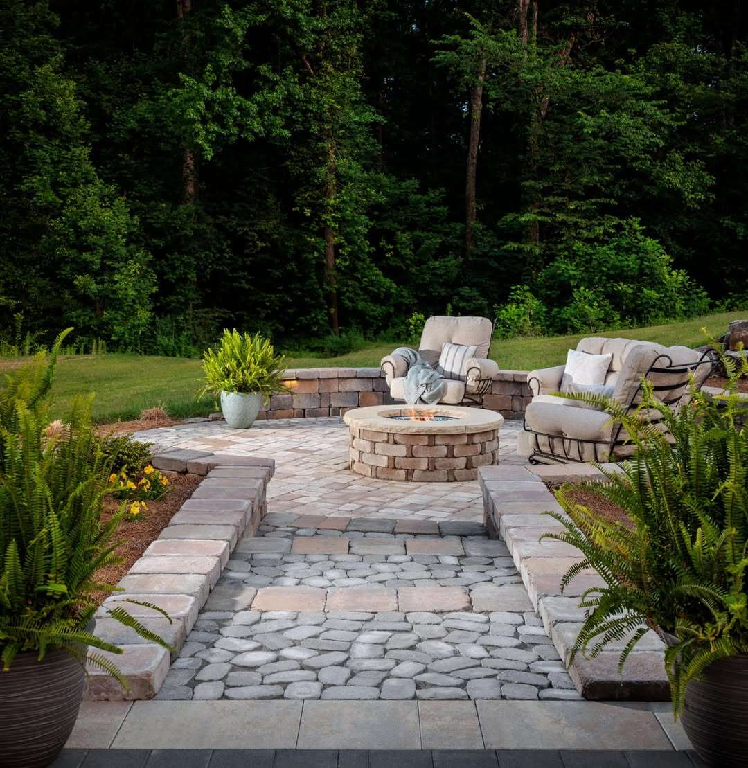 Tru_Scapes's tweet photo. Experience your outdoor space in a whole new light!  Whether you're looking for a warm inviting glow for a relaxed evening, or a bold statement to enhance your design,,,@belgardoutdoorliving and Tru-Scapes can help you create the perfect outdoor space! https://t.co/YJMOgLGuoe