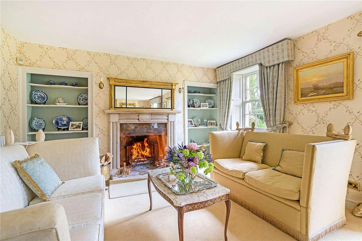 FullerSearch's tweet image. Box Cottage is a charming five-bed country home in Tormarton with 4.6 acres of beautifully landscaped grounds, offering a blend of historic charm and modern living, with easy accerss to Bath and Bristol. 

On with @Savills, guide £1.55 mil #cotswolds #countryhouse #househunter