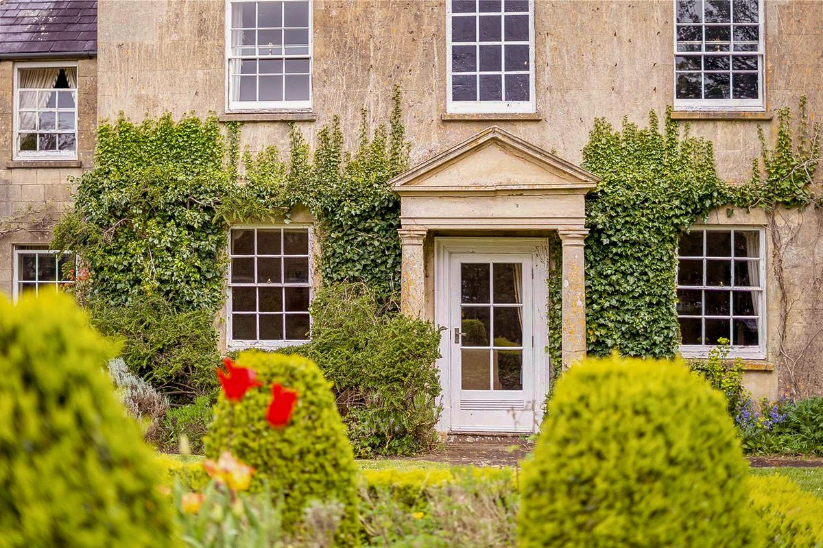 FullerSearch's tweet image. Box Cottage is a charming five-bed country home in Tormarton with 4.6 acres of beautifully landscaped grounds, offering a blend of historic charm and modern living, with easy accerss to Bath and Bristol. 

On with @Savills, guide £1.55 mil #cotswolds #countryhouse #househunter