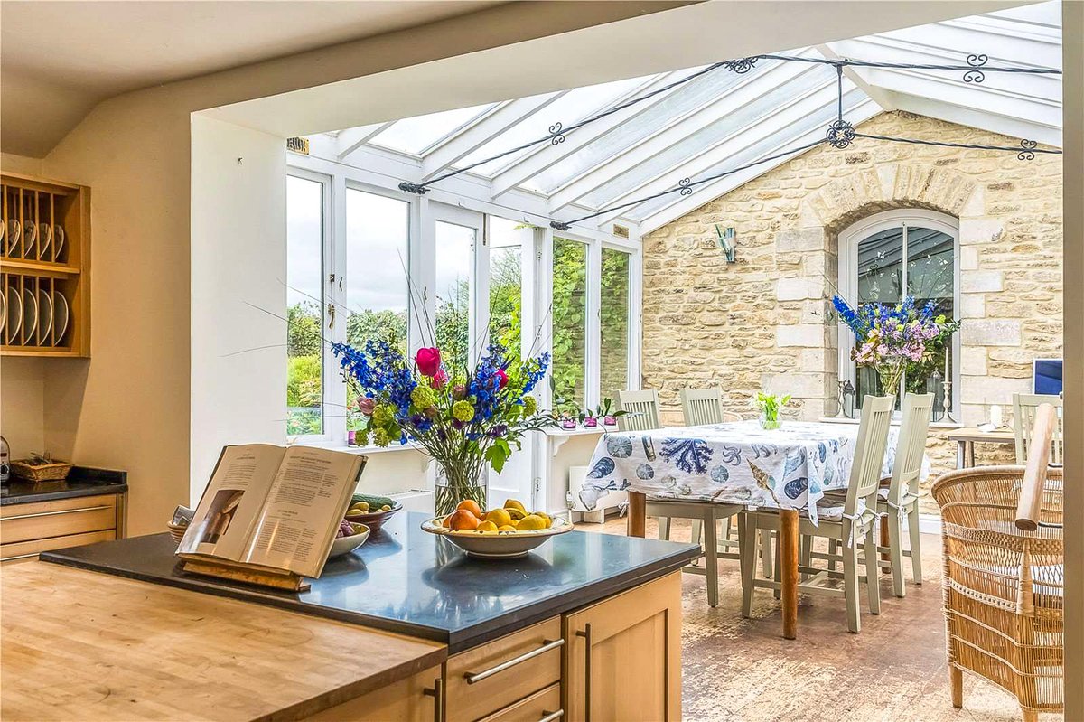 FullerSearch's tweet image. Box Cottage is a charming five-bed country home in Tormarton with 4.6 acres of beautifully landscaped grounds, offering a blend of historic charm and modern living, with easy accerss to Bath and Bristol. 

On with @Savills, guide £1.55 mil #cotswolds #countryhouse #househunter