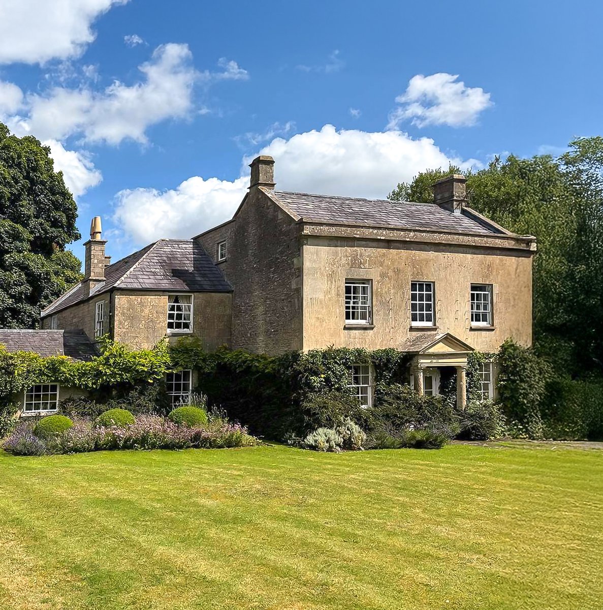 FullerSearch's tweet image. Box Cottage is a charming five-bed country home in Tormarton with 4.6 acres of beautifully landscaped grounds, offering a blend of historic charm and modern living, with easy accerss to Bath and Bristol. 

On with @Savills, guide £1.55 mil #cotswolds #countryhouse #househunter