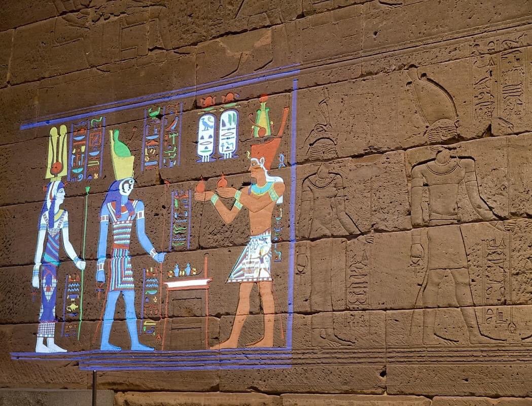 Assiko22's tweet photo. Voici à quoi ressemblaient les hiéroglyphes et les représentations des temples égyptiens avant que leurs couleurs ne s'estompent. 🎨

Ils ont été recréés grâce à un jeu de lumière polychrome au Metropolitan Museum of Art de New York, après des recherches approfondies. https://t.co/cX7TIFnlLS