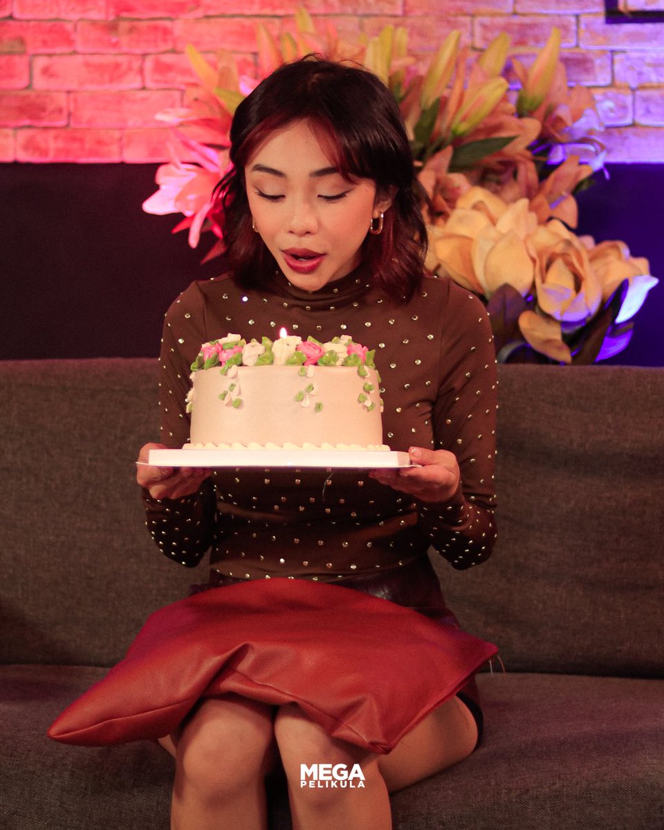 MegaKapamilya's tweet photo. ADVANCE BLOWOUT!

Masayang nag-blow ng kaniyang unang birthday cake si Maymay Entrata ngayong taon sa Star Magic Spotlight! 

Early celebration pero ramdam na ramdam ang love at saya para sa ating birthday girl! ❤️

#StarMagicSpotlightPresscon #MEGAkapamilya #Maymay #ACbonifacio @maymayentrata07