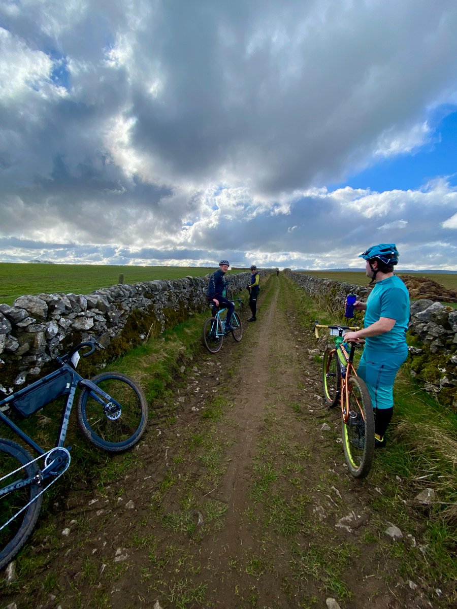 PolarisBikewear's tweet photo. Any exciting weekend rides planned? 
Looks like we've only got a few more days of glorious sun before the first of the April showers hits us 🥲

#gravel #mtb #ForTheNextAdventure https://t.co/nROYO5jarN