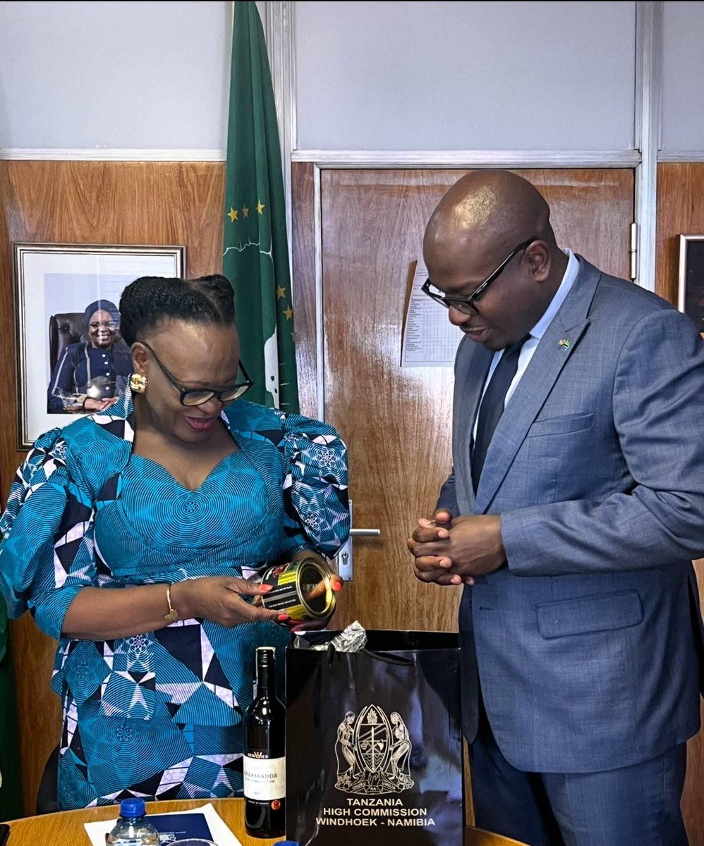 UbaloziNamibia's tweet photo. Leo tarehe 11/04/2025 Mhe. Caesar C. Waitara Balozi wa Tanzania nchini Namibia amekutana na Mhe. Selma Ashipala-Musavyi(Mb), Waziri wa Uhusinao wa Kimataifa na Viwanda wa Namibia.

Lengo la kukutana nae ilikua ni kumsalimia na kumpongeza kwa kuchaguliwa kuwa Waziri wa Wizara hiyo pamoja na kumhakikishia kuendeleza na kudumisha uhusiano wa kihistoria na wakindugu uliopo kati ya Tanzania na Namibia.