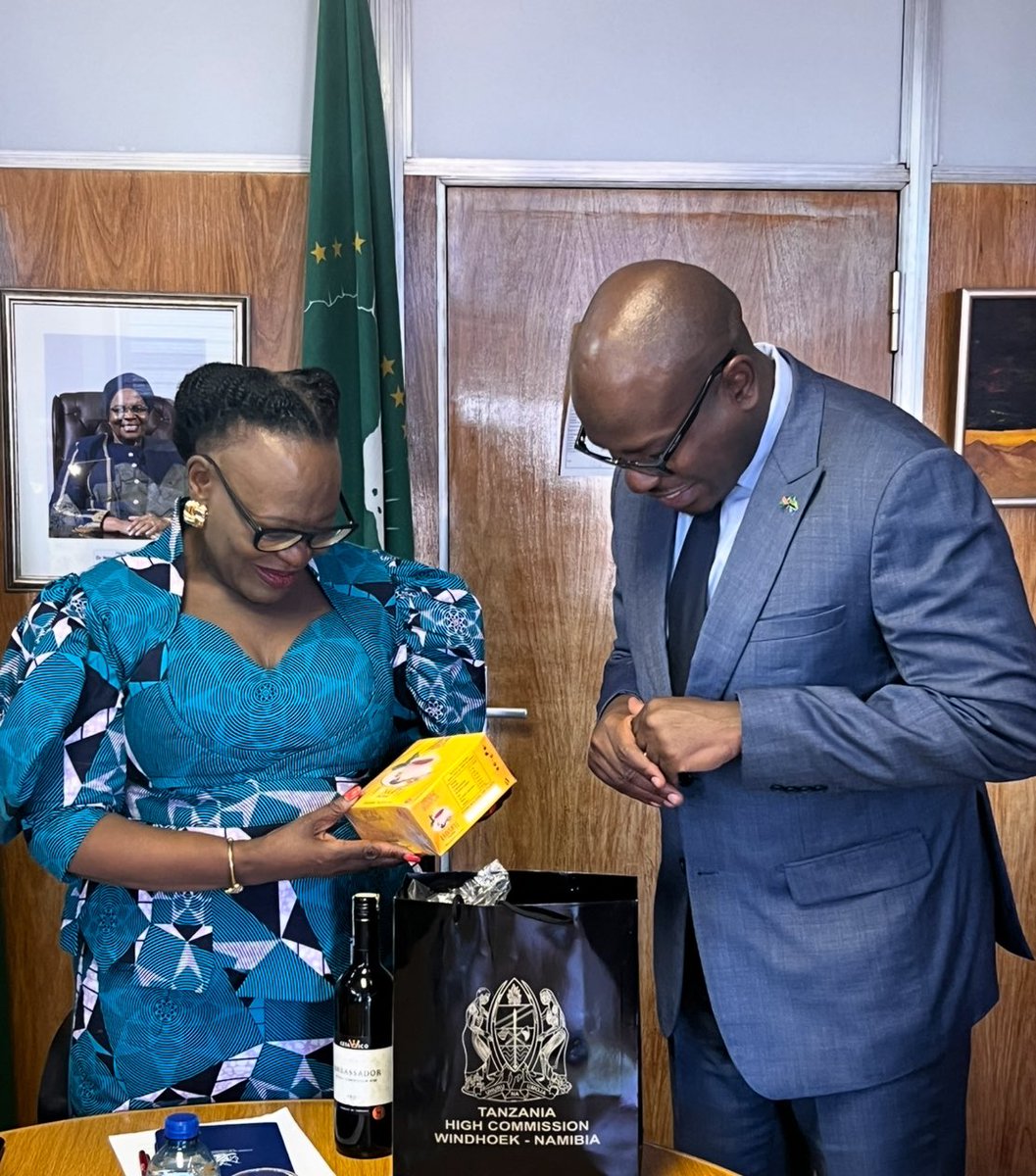 UbaloziNamibia's tweet photo. Leo tarehe 11/04/2025 Mhe. Caesar C. Waitara Balozi wa Tanzania nchini Namibia amekutana na Mhe. Selma Ashipala-Musavyi(Mb), Waziri wa Uhusinao wa Kimataifa na Viwanda wa Namibia.

Lengo la kukutana nae ilikua ni kumsalimia na kumpongeza kwa kuchaguliwa kuwa Waziri wa Wizara hiyo pamoja na kumhakikishia kuendeleza na kudumisha uhusiano wa kihistoria na wakindugu uliopo kati ya Tanzania na Namibia.