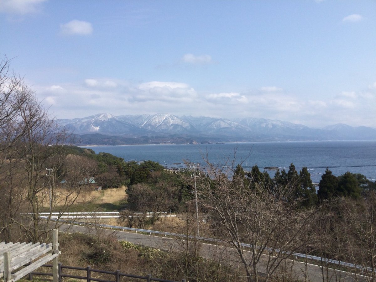 #不老ふ死温泉　#深浦マグロステーキ丼
不老ふ死温泉のレストランにやってきました😀
名物のマグロステーキ丼をいただきました😋
身が厚くて、とても美味しく頂きました♪
窓の外は日本海の絶景。
素晴らしい１日でした
ありがとうございます♪