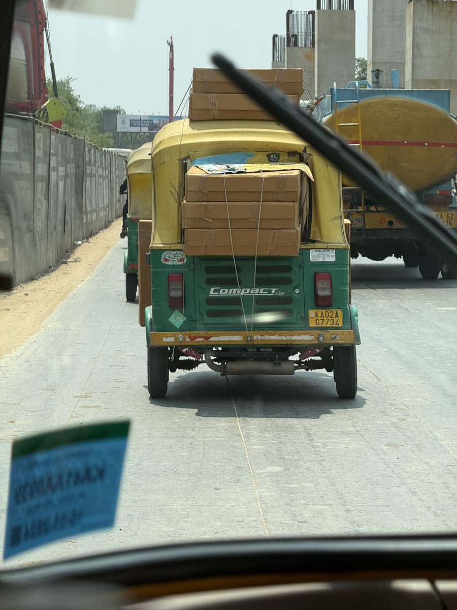 pradeepherle's tweet photo. Hello @blrcitytraffic is this allowed ? Commercial activity on passenger auto , additionally the guy was constantly fiddling with phone while on move and zig zagging, slowing and speeding .. location after Manyata towards Hebbal , time 1:32Pm @hebbaltrafficps https://t.co/iUfsr5UC39