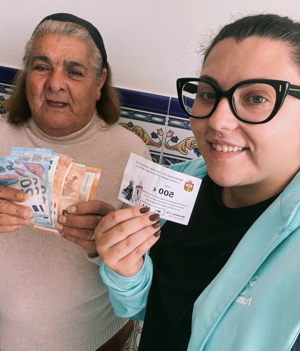 HdadSSantaMarta's tweet photo. #SorteodelMes | Entregado el premio del sorteo mensual de Santa Marta y valorado en 500€.
En esta ocasión, la afortunada del sorteo del mes de #marzo fue nuestra hermana Dña. Isabel Rodríguez Cabrera, a quien agradecemos una vez máste colaboración. https://t.co/CIb2Y7J0oc
