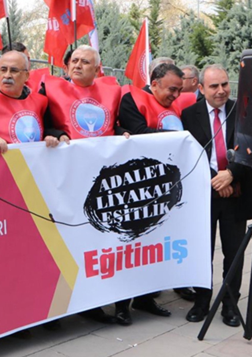 Vay be...
#Eğitimİş proje okullarına yapılan keyfi atamaları protesto etmiş. Keyfi atamalar doğru. Ancak şu anda #BirleşikKamuİş MYK üyesi olan zat da  Eğitim İş MYK üyesi iken Konya'dan Didim'deki proje okuluna torpilli atanmıştı. O da keyfi torpilli atamaları protesto etmis:)))