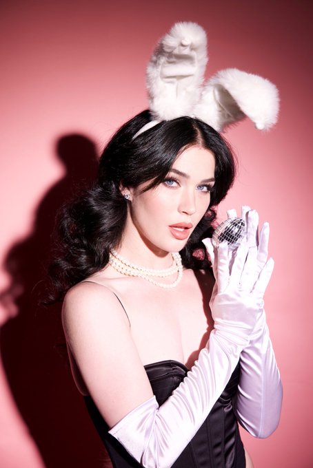 Watch Evelyn Claire's leaked NSFW photo on TwXstars