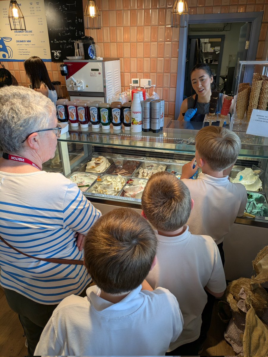 mulgrew_ciara's tweet image. As their @bitcni #Time2Count sessions come to an end, lucky pupils from @KnockbredaPS had a lovely trip to The Creamery to practice their #money #skills Such a lovely idea from one of our  amazing #volunteers who has now retired! #LifeSkills #ManagingMoney 💳🏧💸🪙