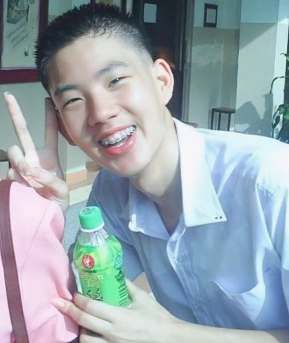 พี่ออฟคือตัวท้อปของรุ่นพี่มอปลายที่ใช่มาก ถ้ากุเปนรุ่นน้องฮีตอนนั้นนะกุนั่งเม้ากับเพื่อนละ มึงๆๆฮีเดบิ้วแน่ แมวมองตามตัว หล่อตี๋ดัดฟันขาวยิ้มหวาน ผมเกรียน ขี้เล่น กวนตีน ลงตัวพร้อมเล่นซีรีส์แต่เด่ก โตมาไม่แปลกใจทำไมหล่อยาวนานคงกระพันแบบนี้