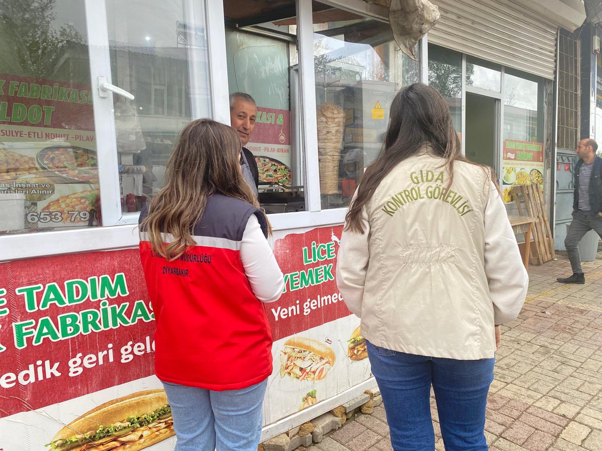 LiceTar's tweet photo. İlimiz genelinde faaliyet gösteren döner satış noktalarını gıda kontrol görevlilerimiz tarafından sıkı bir şekilde denetliyoruz. 5996 sayılı kanuna aykırı şekilde faaliyette bulunan tüm işletmeler taviz verilmeden denetlemeye devam edecek https://t.co/N6hL6V7P4q