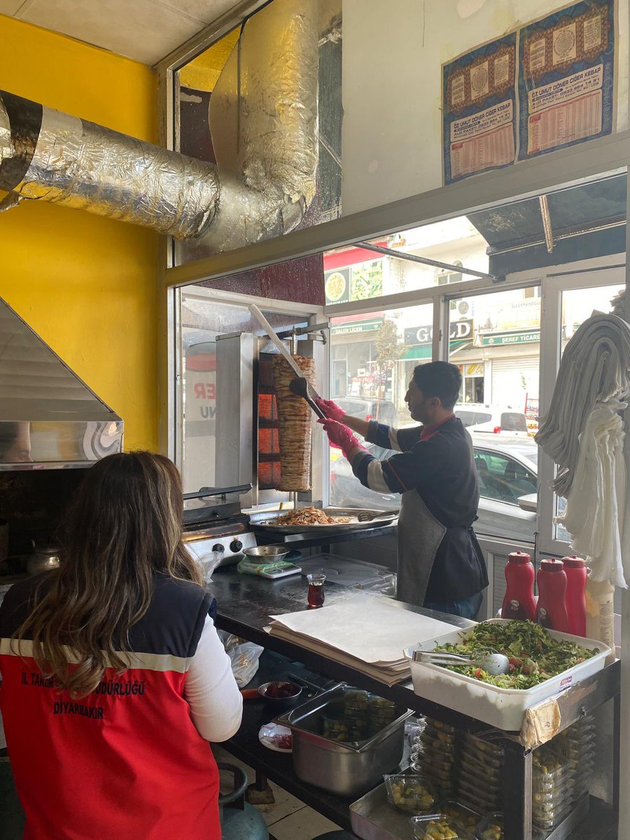 LiceTar's tweet photo. İlimiz genelinde faaliyet gösteren döner satış noktalarını gıda kontrol görevlilerimiz tarafından sıkı bir şekilde denetliyoruz. 5996 sayılı kanuna aykırı şekilde faaliyette bulunan tüm işletmeler taviz verilmeden denetlemeye devam edecek https://t.co/N6hL6V7P4q