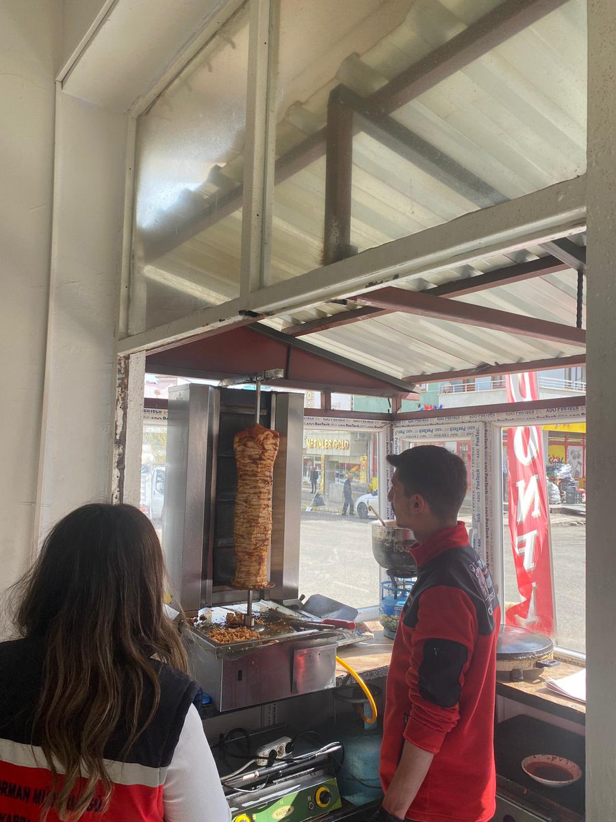 LiceTar's tweet photo. İlimiz genelinde faaliyet gösteren döner satış noktalarını gıda kontrol görevlilerimiz tarafından sıkı bir şekilde denetliyoruz. 5996 sayılı kanuna aykırı şekilde faaliyette bulunan tüm işletmeler taviz verilmeden denetlemeye devam edecek https://t.co/N6hL6V7P4q