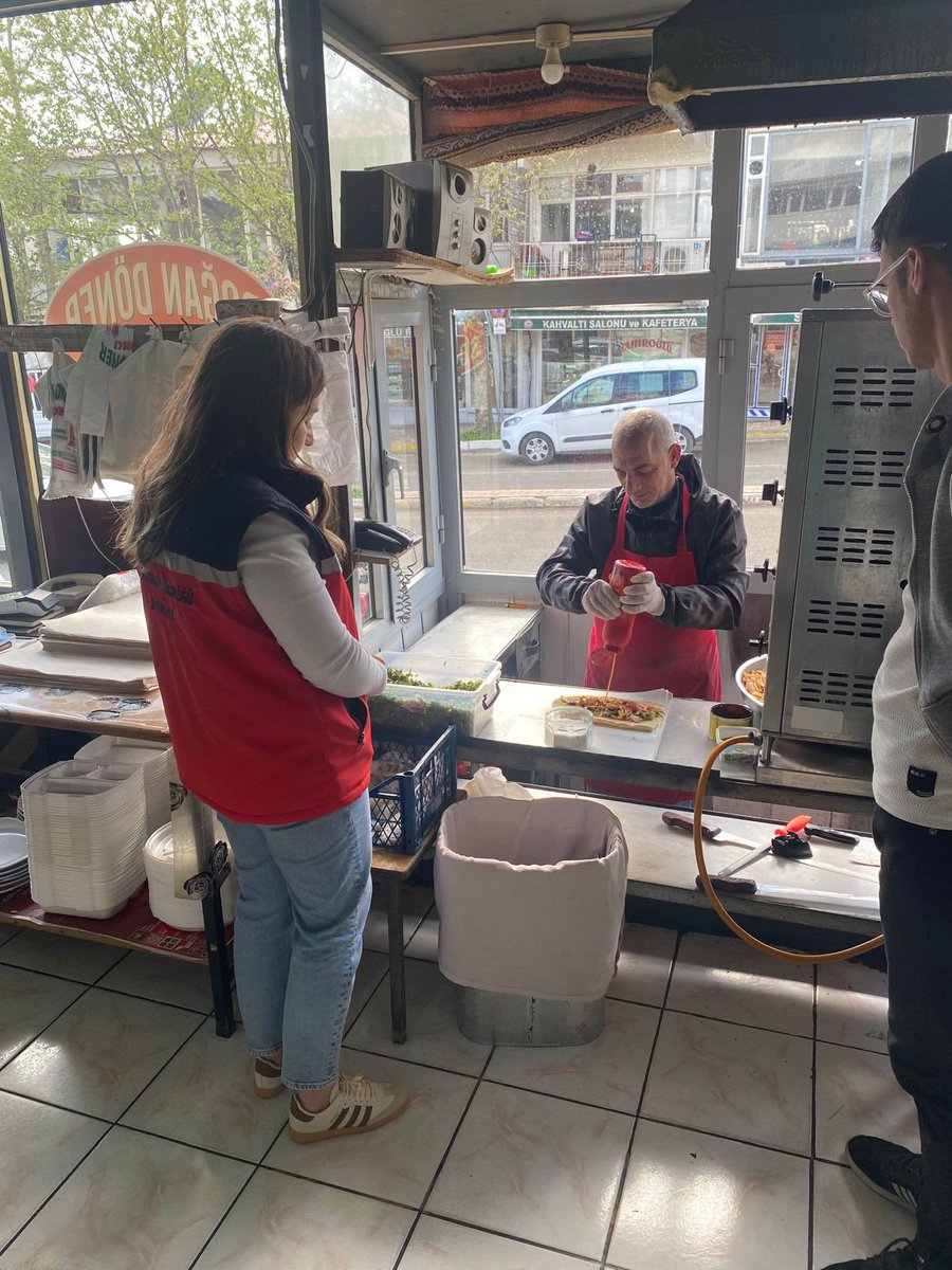 LiceTar's tweet photo. İlimiz genelinde faaliyet gösteren döner satış noktalarını gıda kontrol görevlilerimiz tarafından sıkı bir şekilde denetliyoruz. 5996 sayılı kanuna aykırı şekilde faaliyette bulunan tüm işletmeler taviz verilmeden denetlemeye devam edecek https://t.co/N6hL6V7P4q