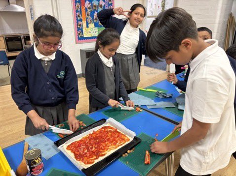 MrsIkram_AMPA's tweet photo. Children in Year 4 Eco club loved baking pizzas this week. We improved our chopping skills and talked about the  nutritional value of different food that we eat.
@AbbeyMead_TMET @EcoSchoolsLCC https://t.co/rB4qKgLrvt