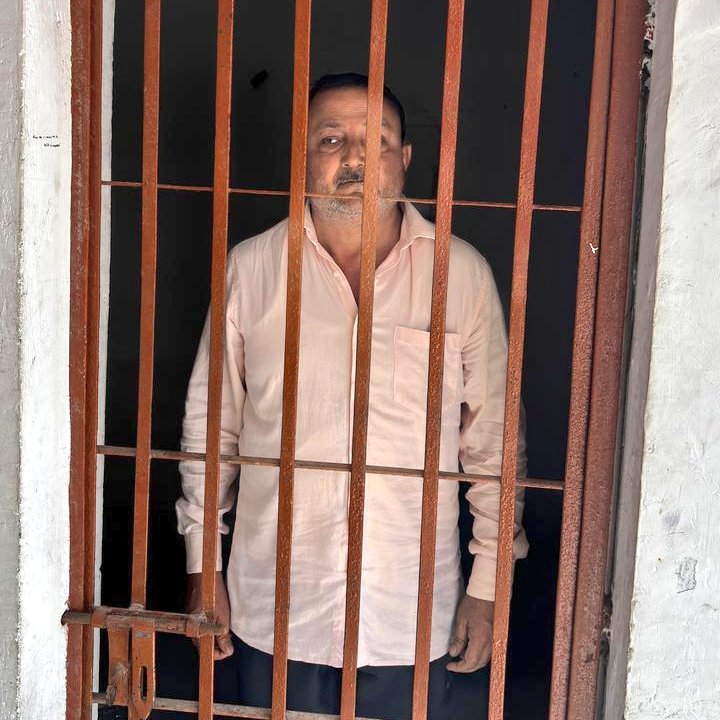 prajaptiinder's tweet photo. यूपी : रायबरेली जिले के स्कूल में नाबालिग छात्रा के सामने अश्लील अंग प्रदर्शन करने वाले टीचर
 "जगदीश कुमार त्रिवेदी" 
को पुलिस ने गिरफ्तार किया ! https://t.co/YTdtYGqgHs