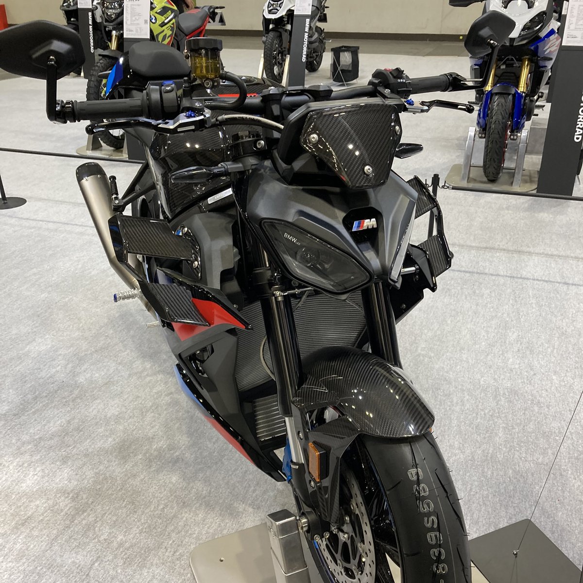 RidersDAOcom's tweet photo. 「BMW M1000R Mコンペティション」モデル。デュアルヘッドライトになって、よりイケメンに(^^
#モーターサイクルショー2025 #BMW #m1000r #バイク #オートバイ https://t.co/ZJznZHHeJV
