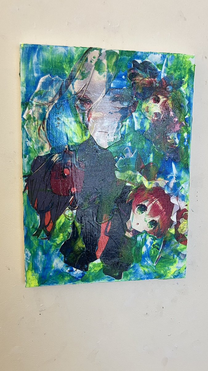 mikage_togaoka's tweet photo. 小泉詩恩さん、生成AI感の強いAIイラストを躊躇なく作品の素材にしてるのがかっこいい　イラスト作品と一緒に展示されてる、人から貰ったハガキ？みたいなのも、日記のような機能を果たしている感じがあって面白い https://t.co/5b64k2DD2V