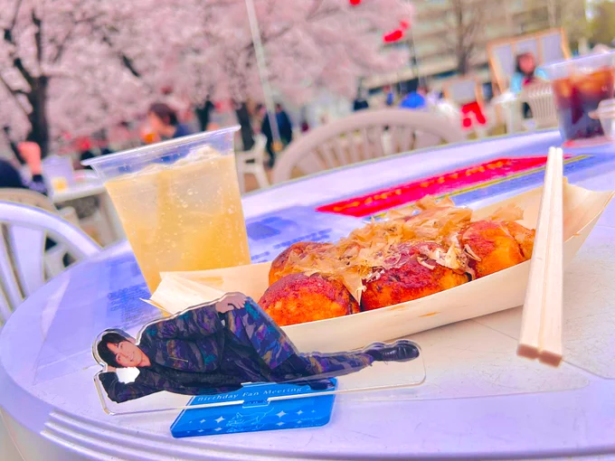 昼間から外で飲むハイボール美味しい!!!今年も満開のタイミングでお花見できてよかったーこの酔いどれ杉元のフォトクリアカードホントどんな場所にでも合うな…酔っ払いが乱入した感がお手軽に出せてオススメ! 