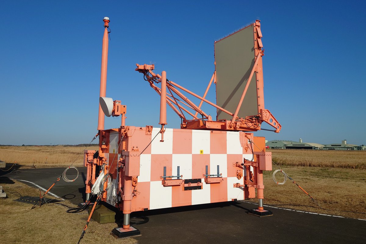 jasdf_hyakuri's tweet image. この器材、#航空自衛隊 で唯一 #百里基地 だけにある #移動管制隊 保有のPARという器材なんですが、よく見てください!すっごくトゲトゲしてますね😱これは鳥のフンで器材の性能が下がってしまうため、鳥が止まれないようにトゲトゲしているそうです。整備も大変そうですね😅