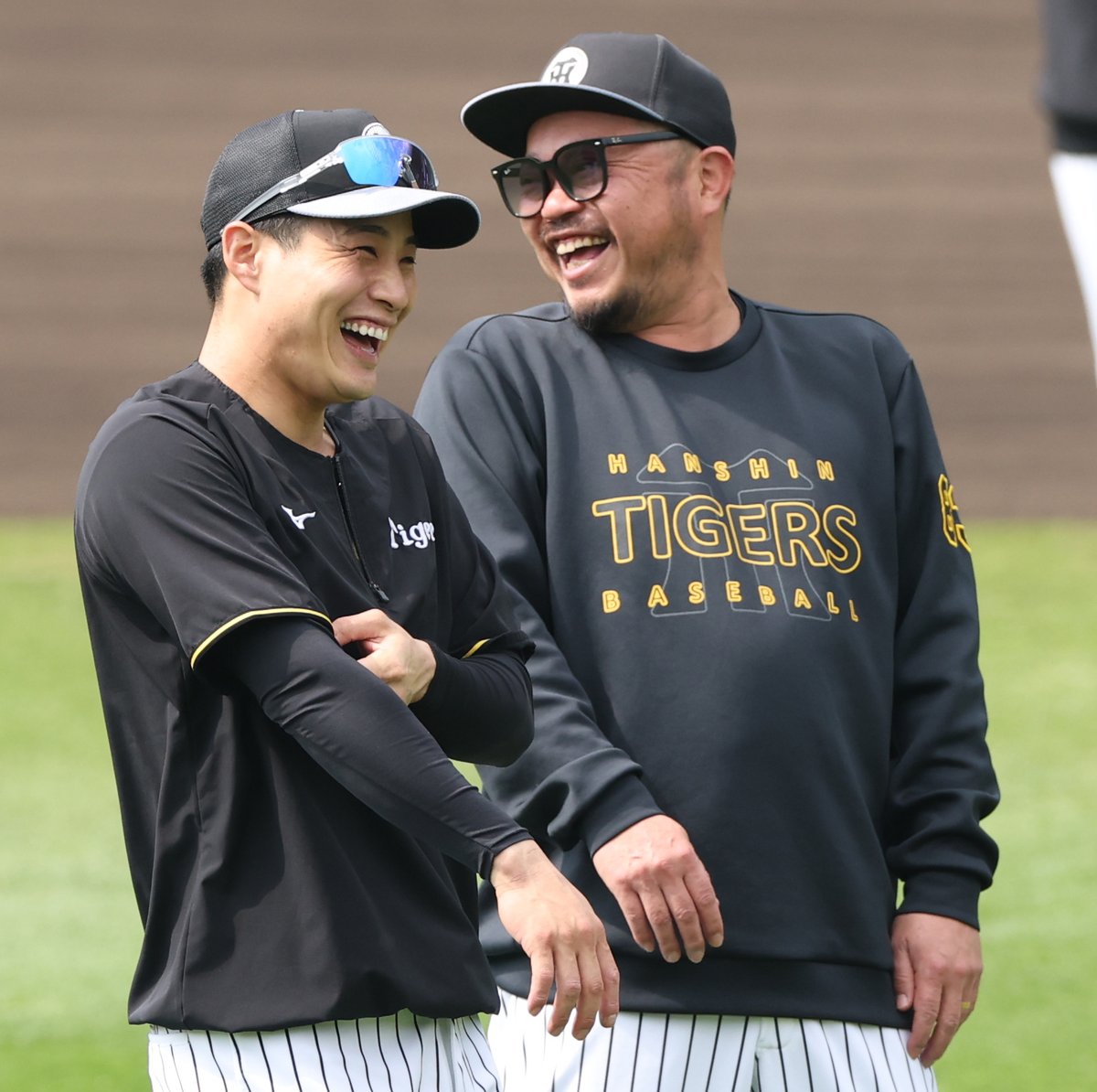 小谷野栄一 コーチと談笑する #木浪聖也 選手