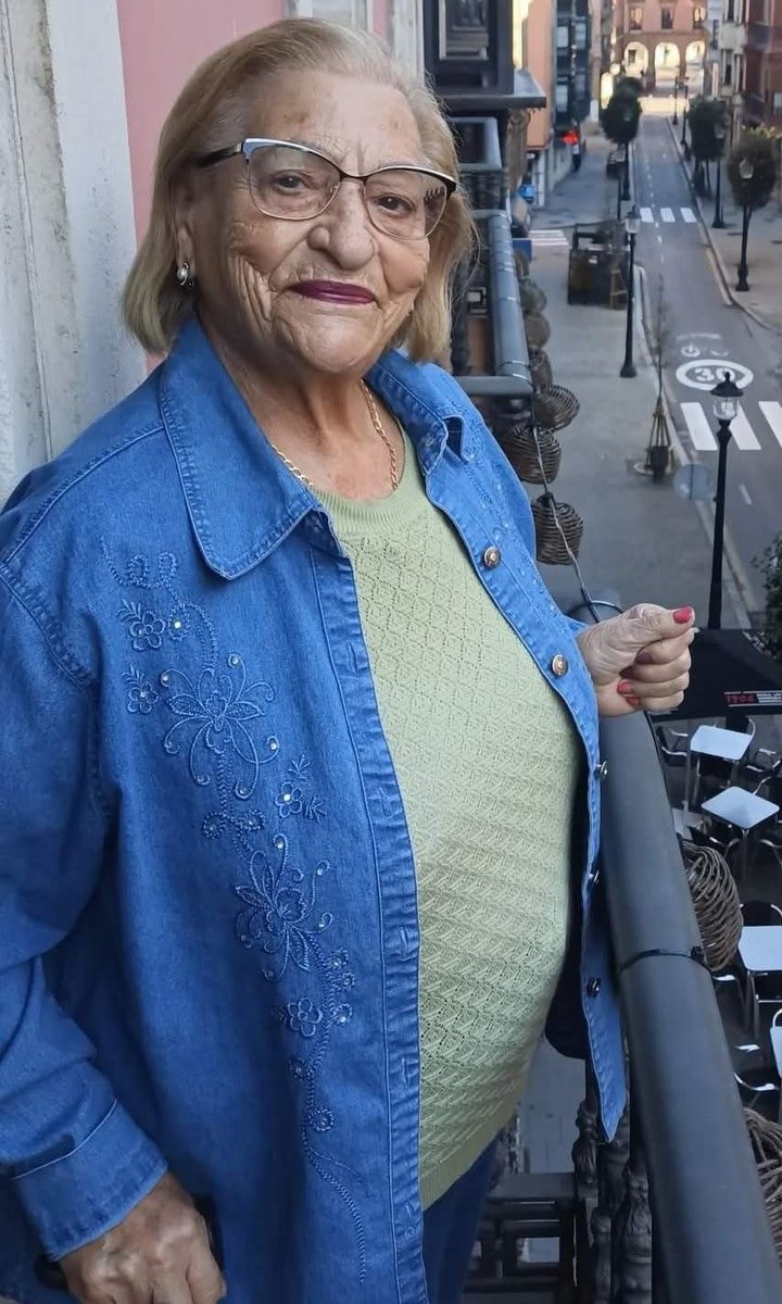 Hoy cumple 100 años Feli. Vecina del barrio de La Victoria en Valladolid. Me vio nacer. Cuando inauguramos el centro de mayores de ese barrio tras una gran obra de remodelación le llevé un ramo de flores. Es el alma mater de ese centro. FELICIDADES!!