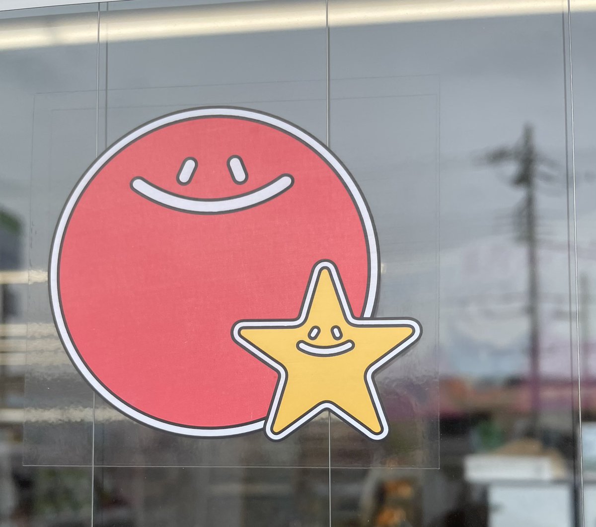 ファミマの自動ドアに懐かしのマークがいた