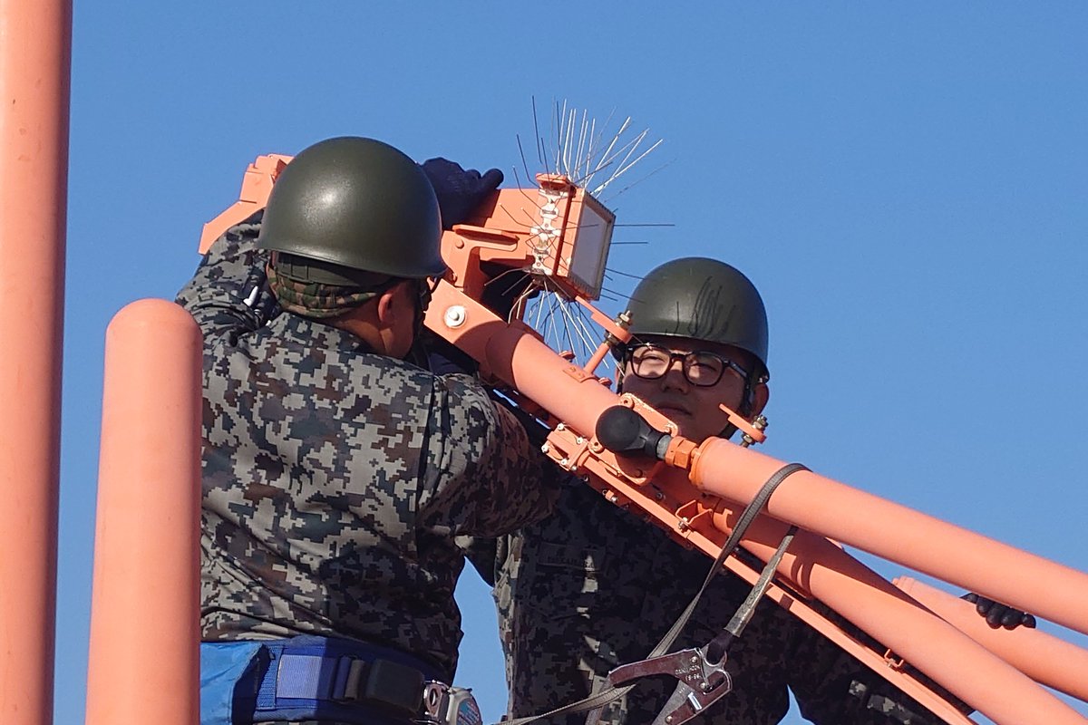 jasdf_hyakuri's tweet image. この器材、#航空自衛隊 で唯一 #百里基地 だけにある #移動管制隊 保有のPARという器材なんですが、よく見てください!すっごくトゲトゲしてますね😱これは鳥のフンで器材の性能が下がってしまうため、鳥が止まれないようにトゲトゲしているそうです。整備も大変そうですね😅